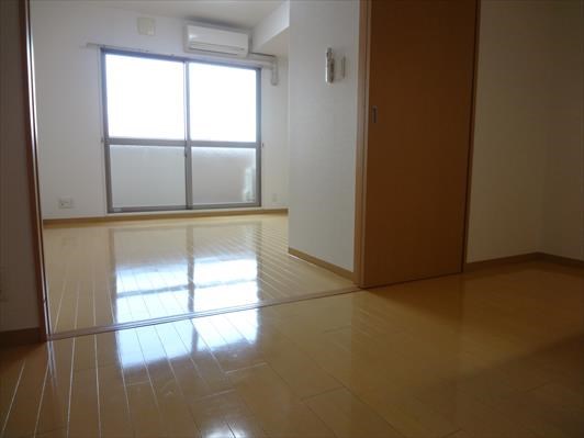 コンフォート宮町 ダイニングキッチンから見た洋室です。