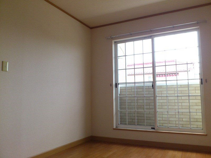 ラ・グラシューズ 大きな窓で明るい部屋です。