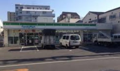 ヴィラエクセル コンビ二：ﾌｧﾐﾘｰﾏｰﾄ 町屋八丁目店　2157m