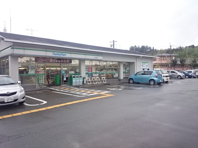 グリーンコート洛北 コンビ二：ﾌｧﾐﾘｰﾏｰﾄ 宝ヶ池店　821m