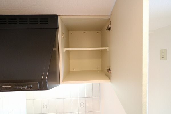 ピュア24 キッチン上部の扉付収納です。