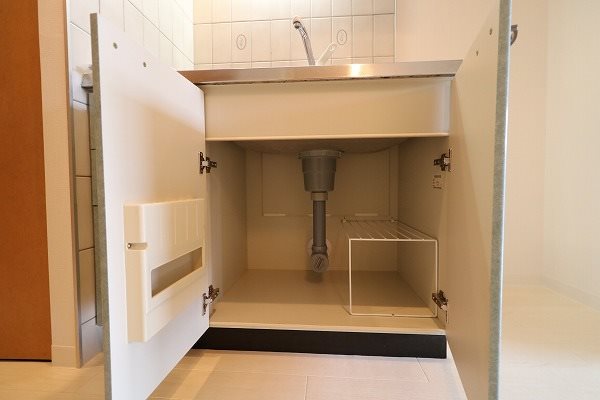 ピュア24 キッチン下部の扉付収納です。