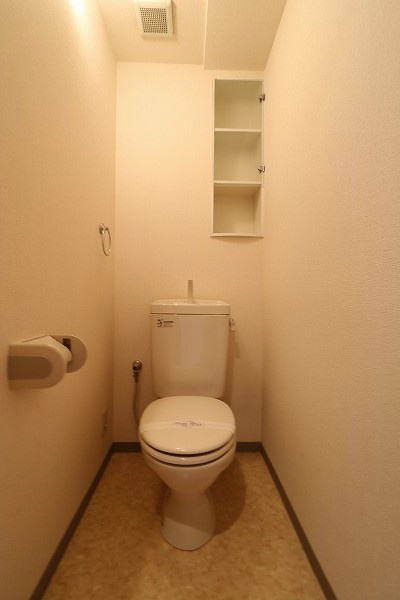 ハートフォードM トイレ上部の小物棚が便利です。