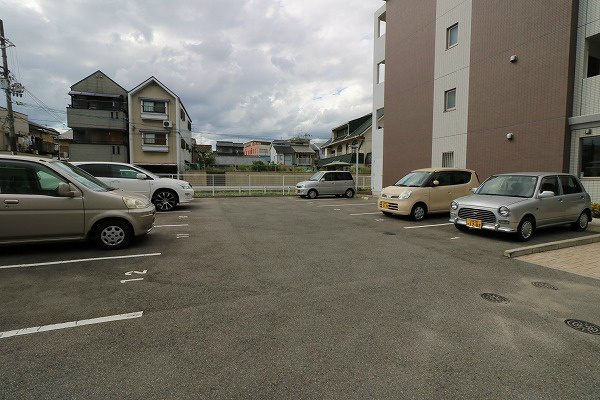 ルミナス都 駐車場