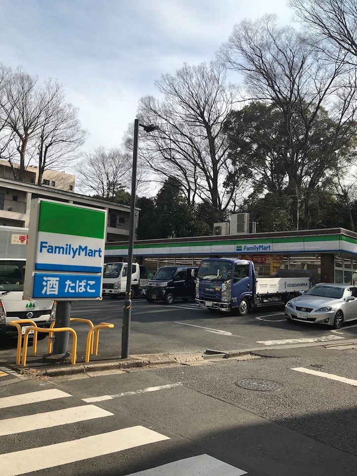 ロイヤルプレイス西荻窪 コンビ二：ﾌｧﾐﾘｰﾏｰﾄ 上荻青梅街道店　438m
