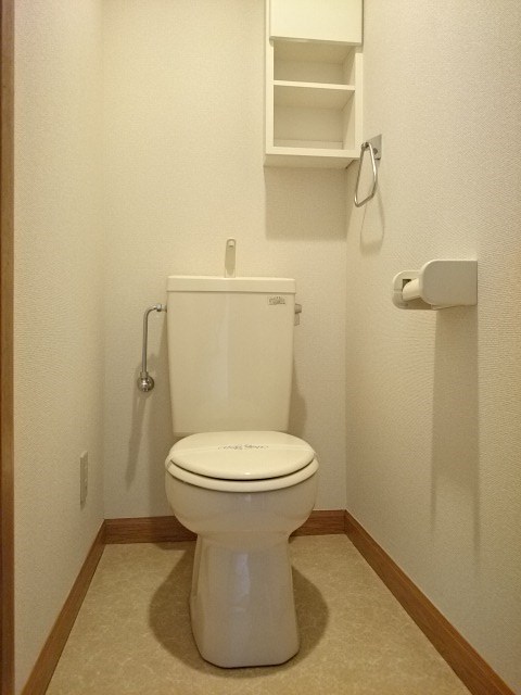 グランデサウタール 壁には収納棚もあり便利です。