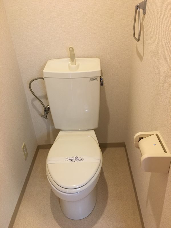 シェリール山﨑 トイレにコンセントもあるので温水洗浄暖房便座も取付可能です。
