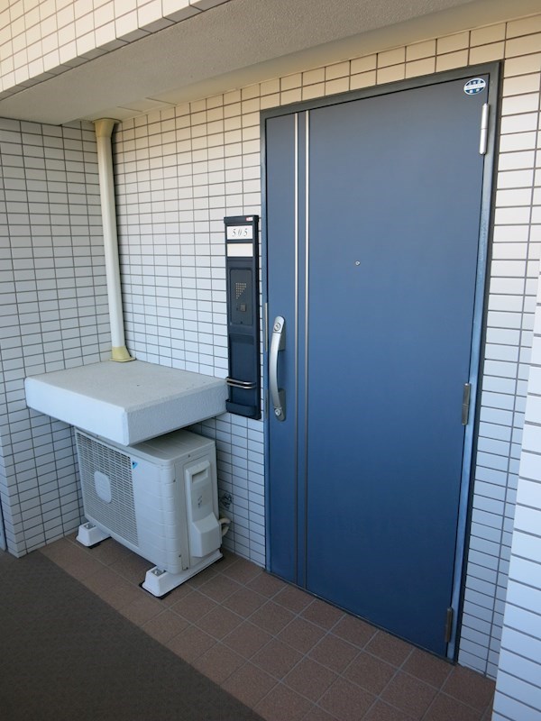 シャルマンフラットリヴァーII 室外機上物が置けるようになっております！