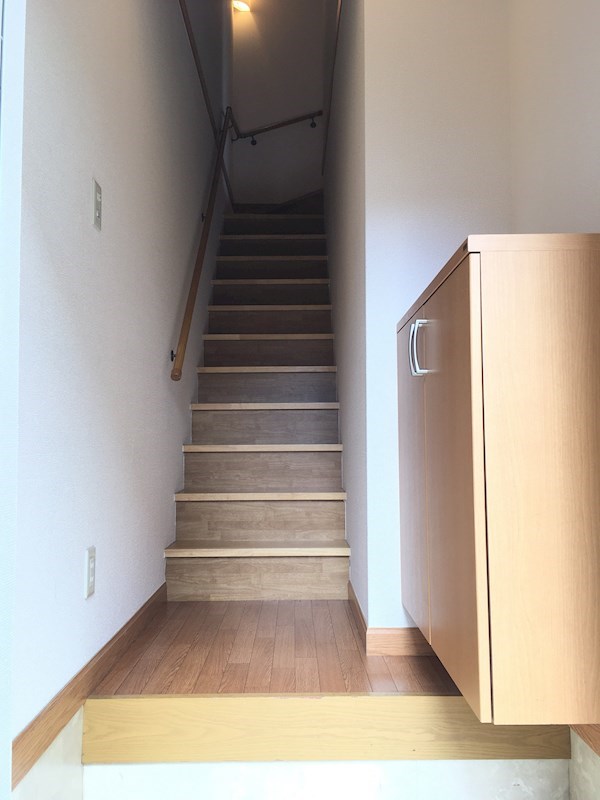 メゾンフローラ 2階住戸も玄関は1階にあります。