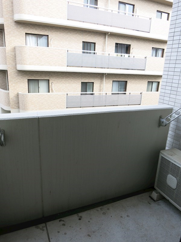 Ｆコスモ新検見川（エフコスモ新検見川） 物干し金物付きの広々としたバルコニー