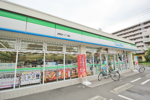 ガーデンブルグ コンビ二：ﾌｧﾐﾘｰﾏｰﾄ 西新井二丁目店　768m