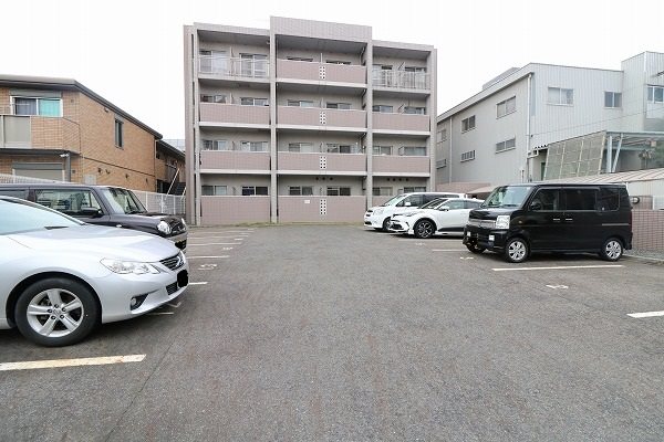 ピュア24 駐車場