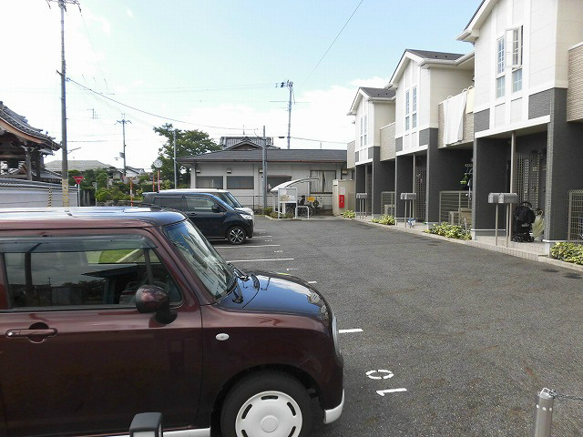アルカンシェルなないろ 駐車場
