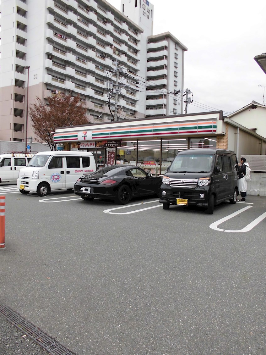 カーサ コンプレッソ コンビ二：セブン-イレブン 福岡箱崎店　160m