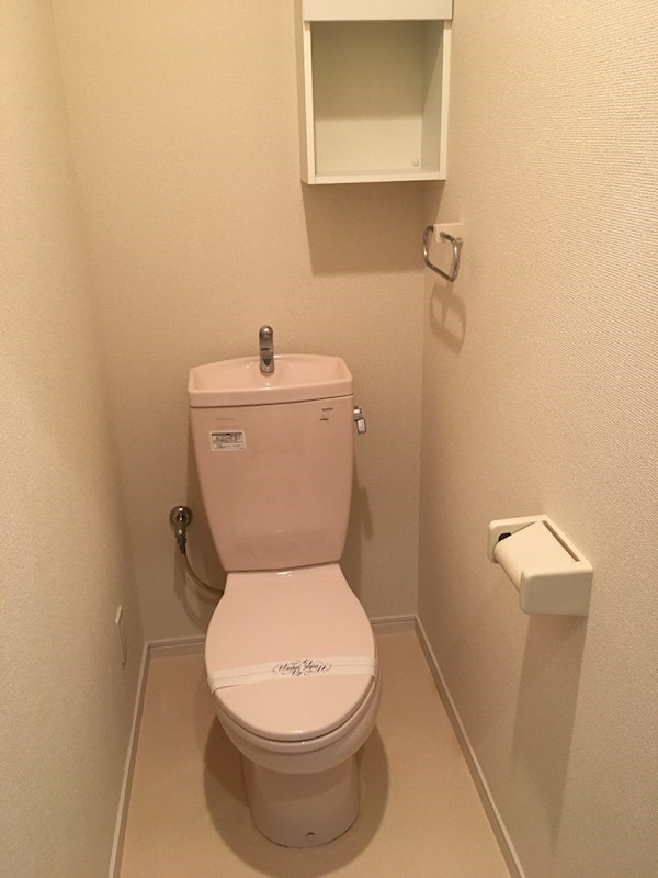 アルカンシェルなないろ トイレ背面にはストック用品の収納棚があります。