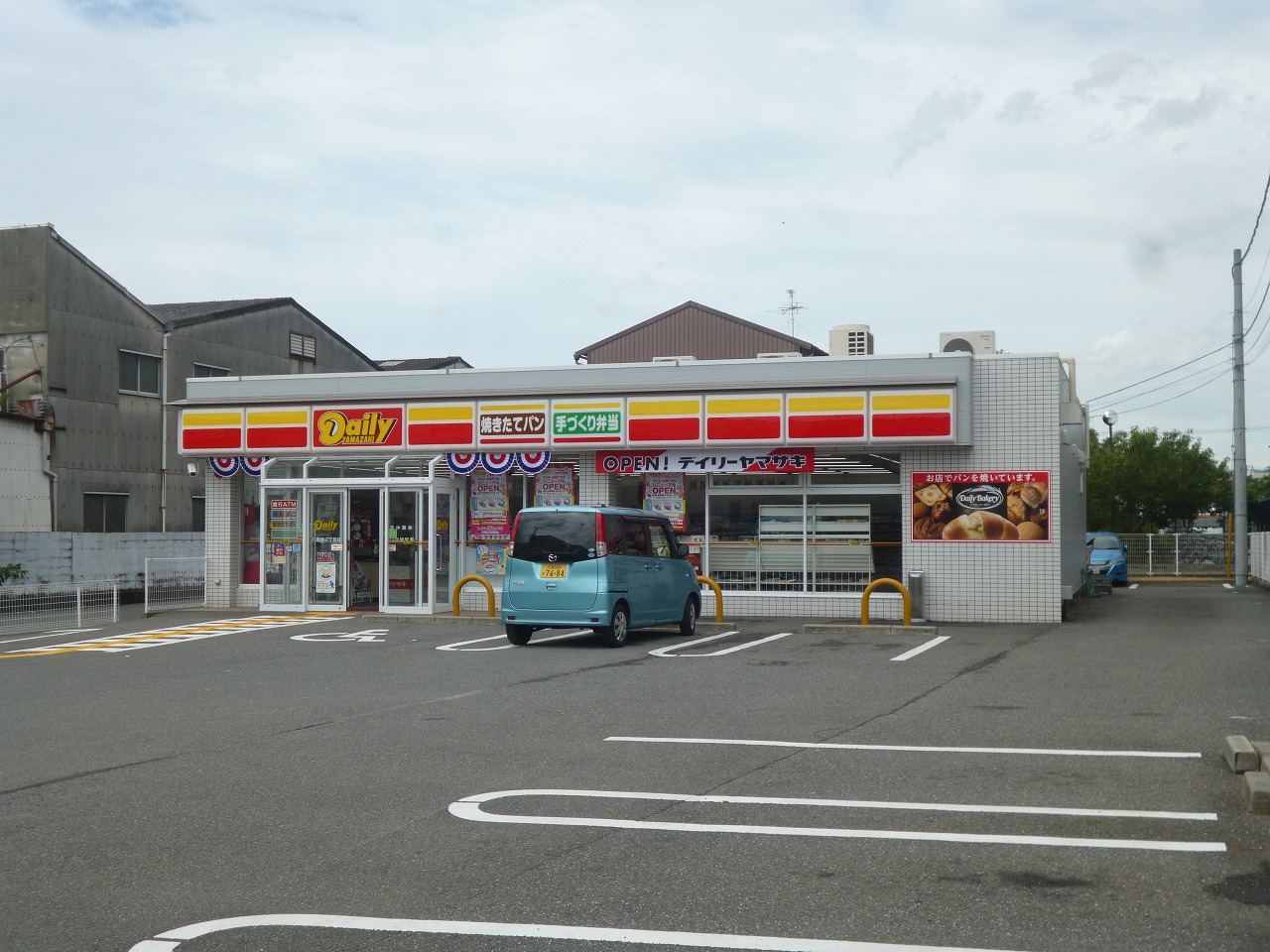 ディライト コンビ二：デイリーヤマザキ八尾泉町店　170m