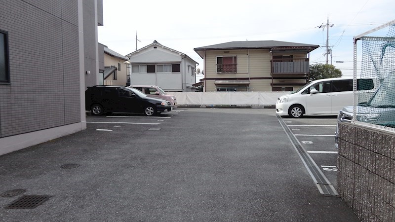 ラフィネ津田 駐車場