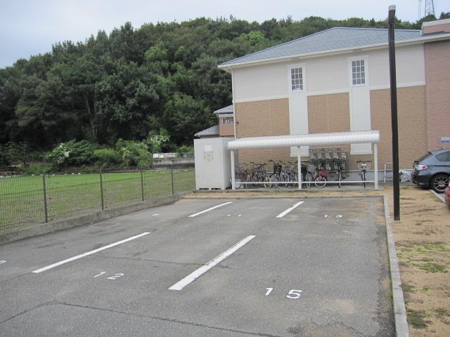グレイスアニバーサリー西館 駐車場