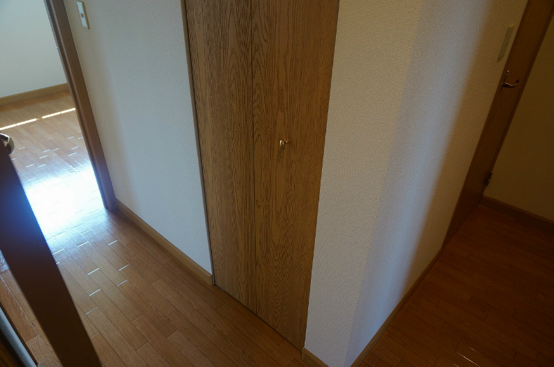 パルゆうき 廊下収納、棚は高さは変えられます。