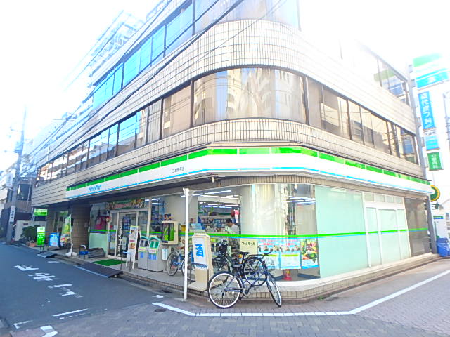 ルンデ三鷹 コンビ二：ﾌｧﾐﾘｰﾏｰﾄ 三鷹駅前店　181m