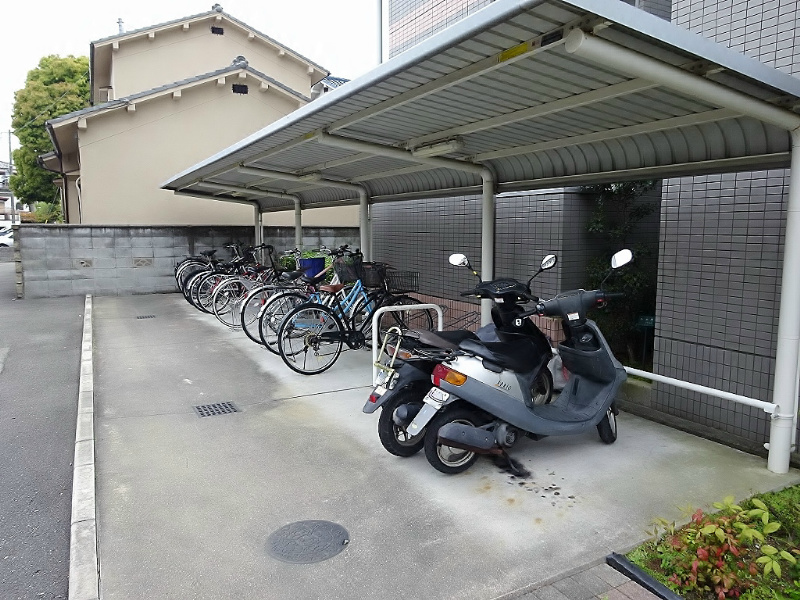 クローヴェーサウスタカハマ 駐輪場