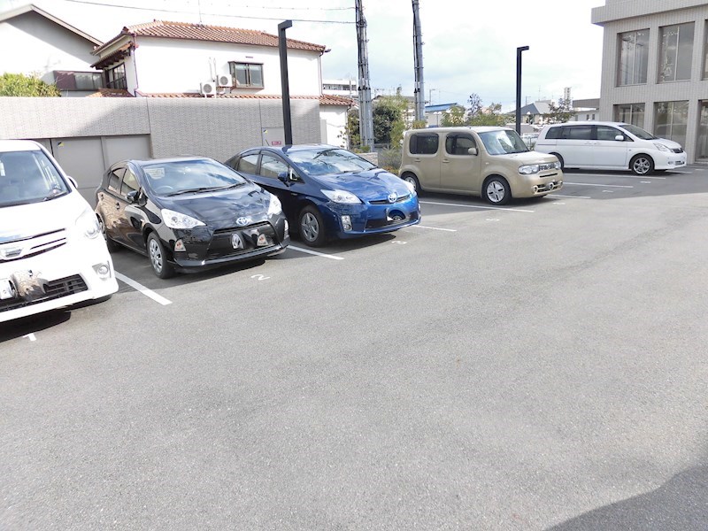 クレセント・コート 駐車場