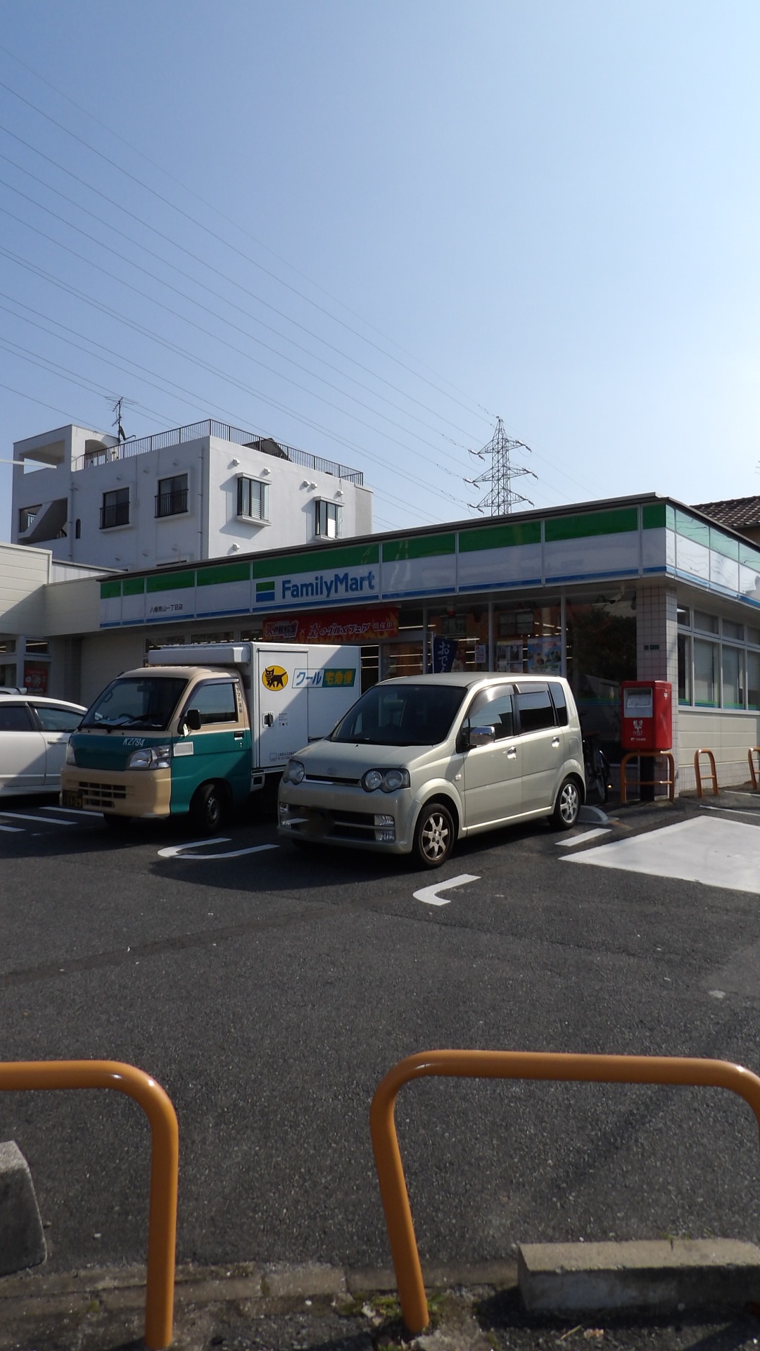 アドヴァンス青山 コンビ二：ファミリーマートながた青山一丁目店　49m