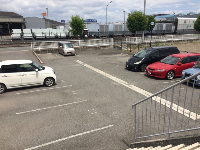 パインプロス 駐車場