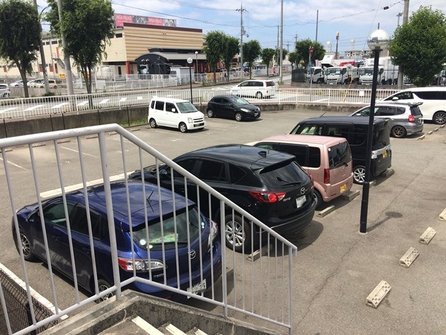 パインプロス 駐車場