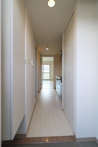 ソルエストゥディオ ホワイトカラーの室内は、玄関を開けた瞬間に明るいお部屋が出迎えます！