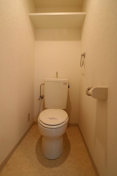 ソルエストゥディオ トイレ上に収納があり、トイレ用品の買い溜めも可能です！