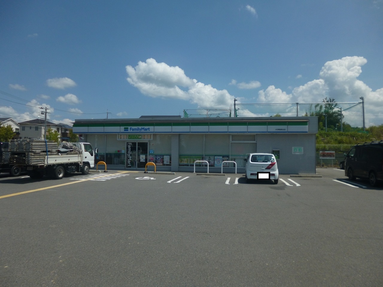 ラ・ロシェル(La・Rochelle) コンビ二：ﾌｧﾐﾘｰﾏｰﾄ 木津梅美台店　327m