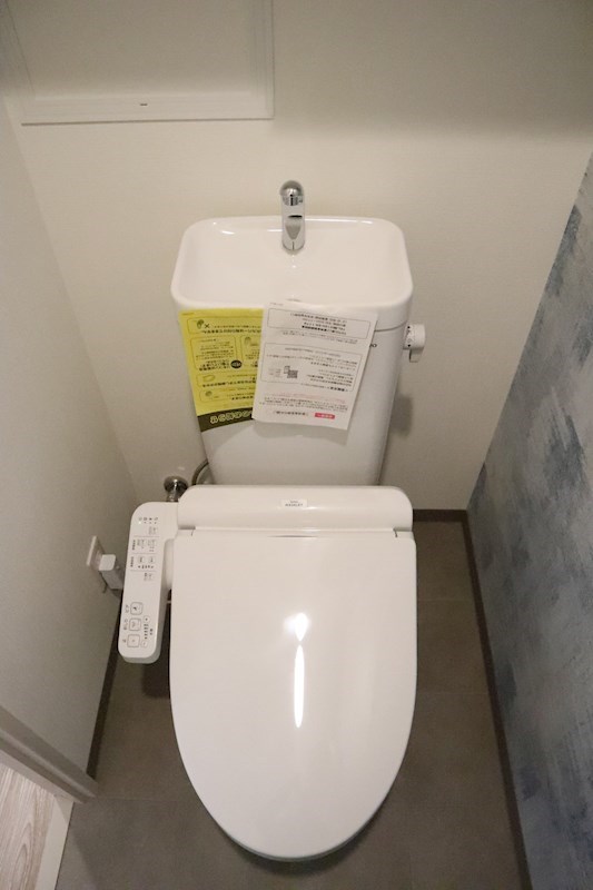 Daire・N（ダイレ・エヌ） 温水洗浄便座です。トイレの上には収納棚があり、トイレを清潔に保てます。