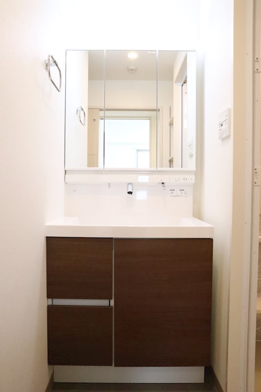 Daire・N（ダイレ・エヌ） ３面鏡の裏も収納になっている為、小物であふれがちな洗面台回りもスッキリです。