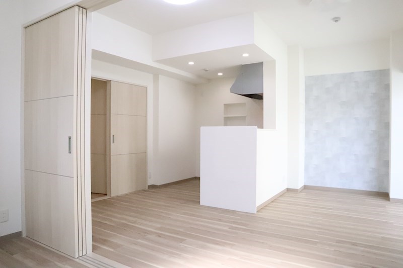 Daire・N（ダイレ・エヌ） リビングのアクセントクロスはお部屋の印象をガラッと変えてくれます。