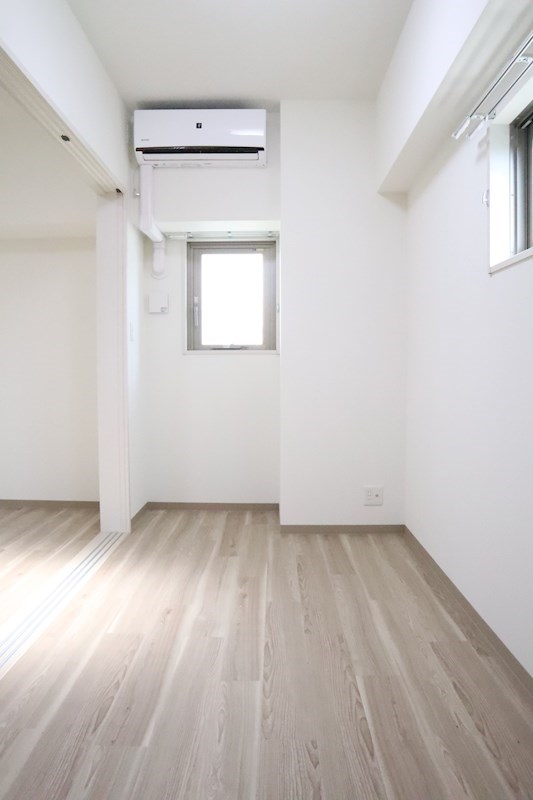 Daire・N（ダイレ・エヌ） バルコニー側の洋室にはエアコンが付いており、入居時から快適に過ごせます。