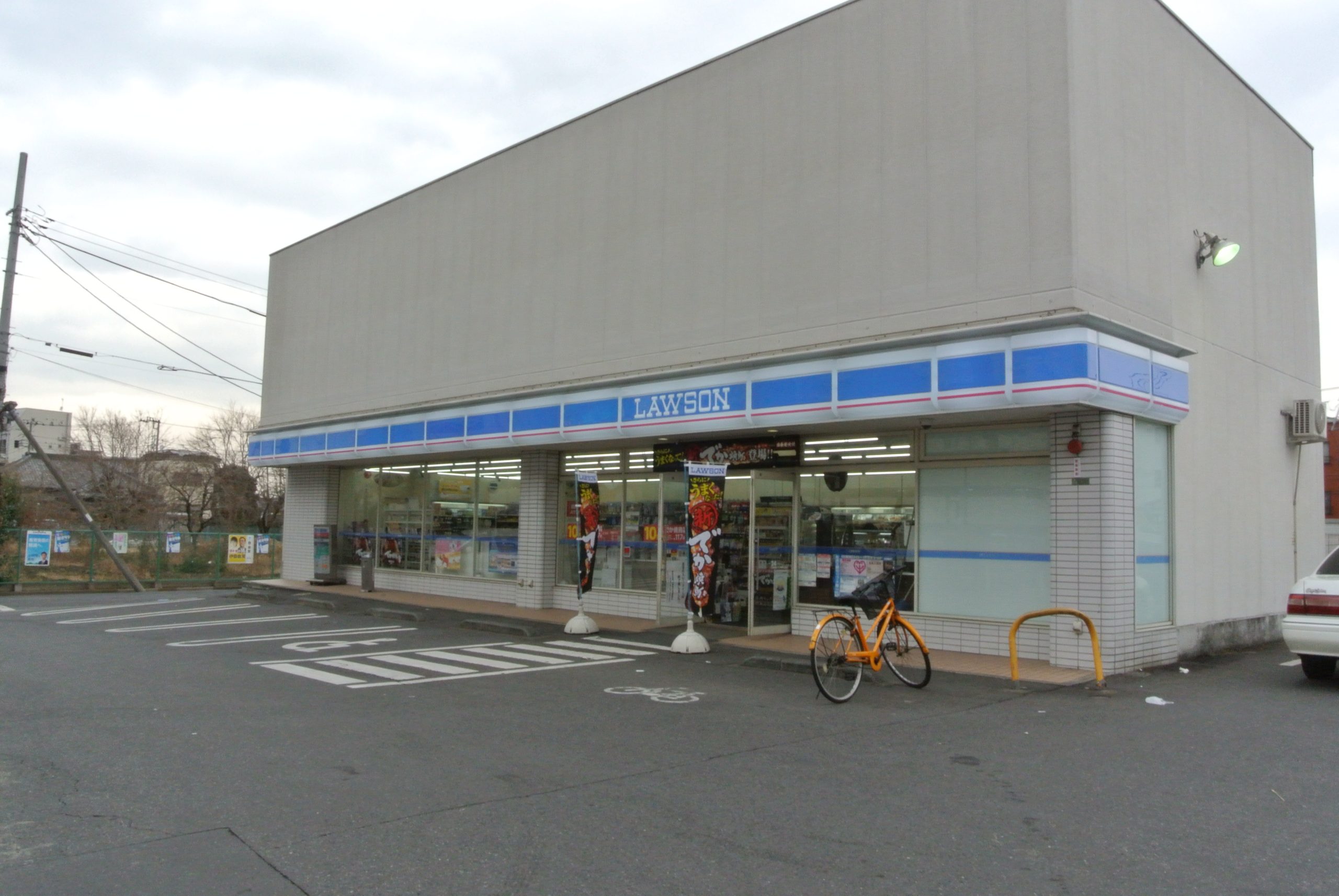 エル・テルセーロ高野 コンビ二：ﾛｰｿﾝ 足立扇三丁目店　181m