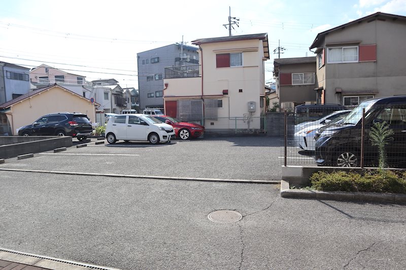 ファミーユ２ 駐車場