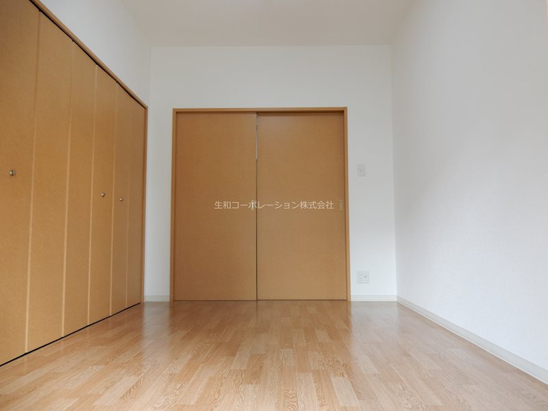 エスポワール 落ち着いた色合いの洋室です