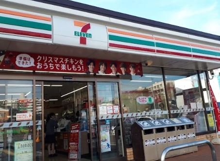 WAVE里 (ウェーブ里) コンビ二：ｾﾌﾞﾝｲﾚﾌﾞﾝ 鳩ヶ谷里中学校前店　410m　近隣